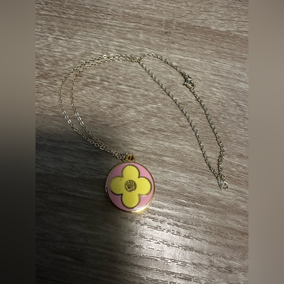 💗SPRING COLOURS!💗DISCOUNTED✨LV Spring Pendent w Gold-tone  Necklace✨ - Picture 6 of 12